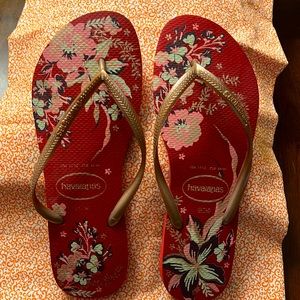 Women’s Slim Rose Gold Floral Custom Havana’s flip flop sandals Size USA 11/12